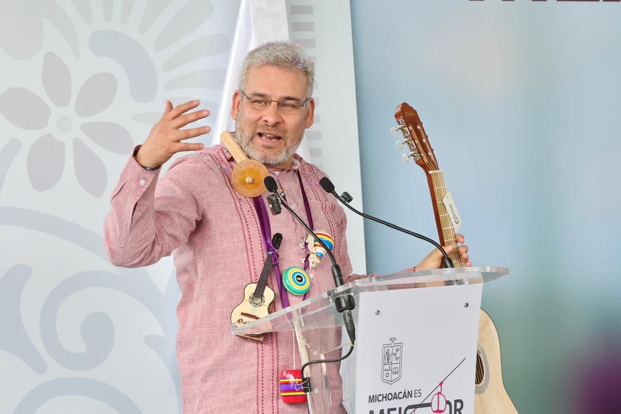 Guitarras artesanales de Paracho apiladas listas para ser distribuidas en escuelas secundarias de Michoacán