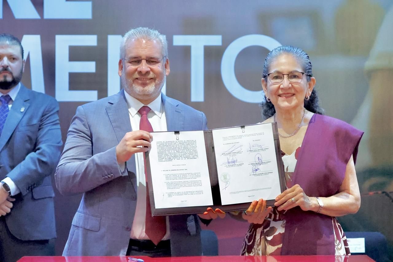 Gobernador Alfredo Ramírez Bedolla firmando convenio con representantes de notarías en evento oficial en Morelia, Michoacán