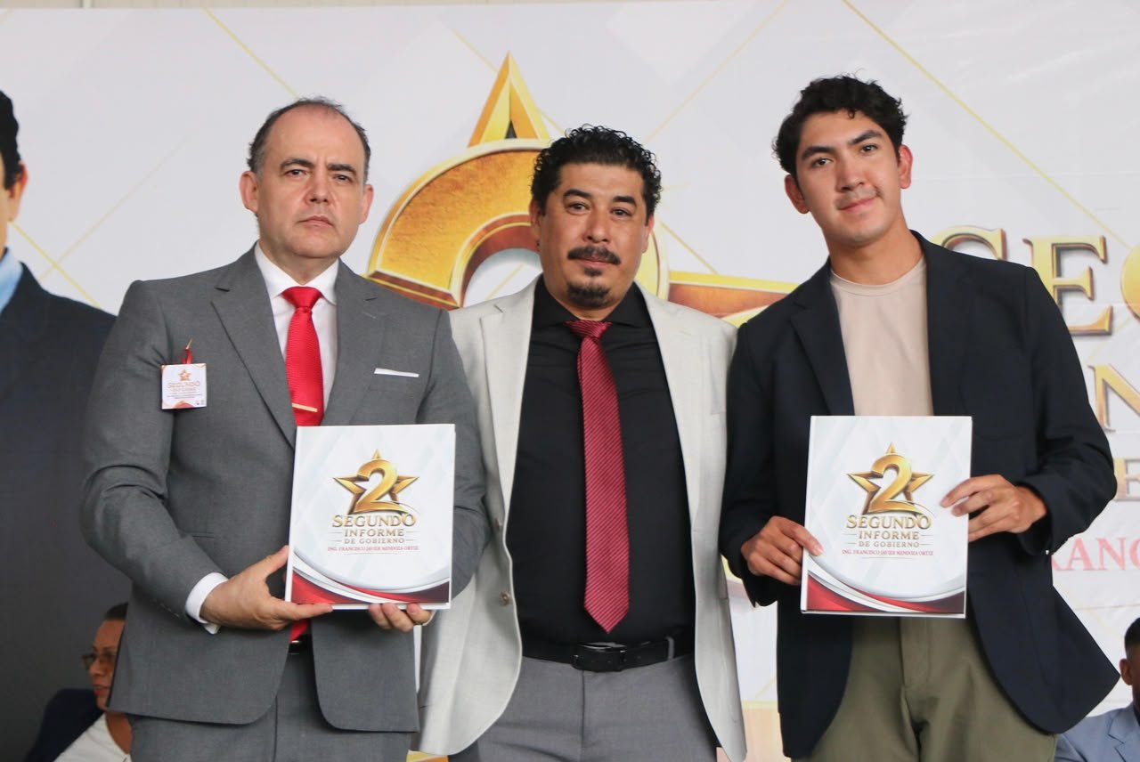 Baltazar Gaona García, presidente de la Mesa Directiva del Congreso del Estado, durante el Segundo Informe de Gobierno en Santa Ana Maya, Michoacán