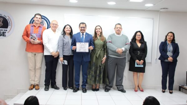 Entrega de constancias por parte de la FGE a servidores públicos tras curso de Comunicación No Violenta y No Punitiva en Morelia, Michoacán