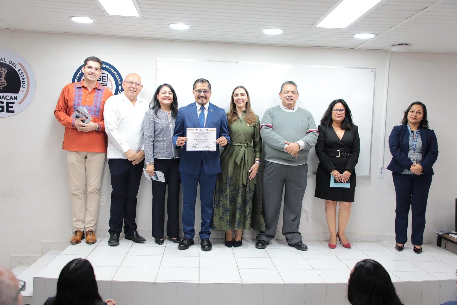 Entrega de constancias por parte de la FGE a servidores públicos tras curso de Comunicación No Violenta y No Punitiva en Morelia, Michoacán