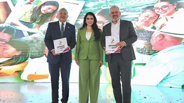 Gobernador Alfredo Ramírez Bedolla junto a autoridades locales en evento de entrega de recursos en Ario, Michoacán, 15 de agosto de 2026