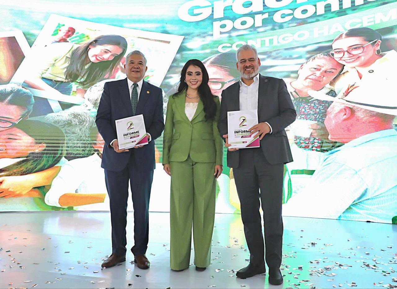 Gobernador Alfredo Ramírez Bedolla junto a autoridades locales en evento de entrega de recursos en Ario, Michoacán, 15 de agosto de 2026