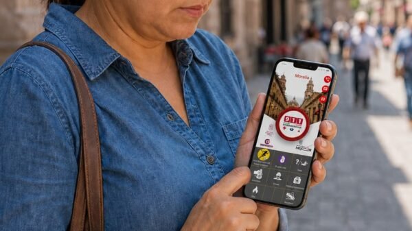 Aplicación móvil 911 Michoacán mostrando alerta de llamada sospechosa en pantalla de smartphone, con íconos de seguridad y ubicación