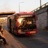 Vista aérea de una estación protegida del sistema Morebús en Morelia, con estudiantes esperando en un entorno urbano seguro y ordenado