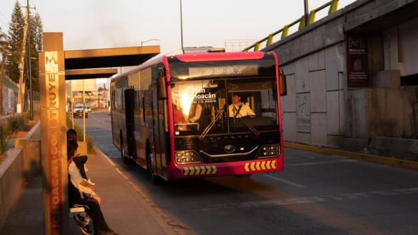 Vista aérea de una estación protegida del sistema Morebús en Morelia, con estudiantes esperando en un entorno urbano seguro y ordenado
