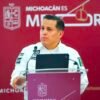 Mapa de México con Michoacán resaltado y gráfica descendente que muestra su caída del puesto 3 al 12 en homicidios dolosos (2021–2026)