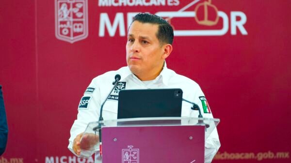 Mapa de México con Michoacán resaltado y gráfica descendente que muestra su caída del puesto 3 al 12 en homicidios dolosos (2021–2026)