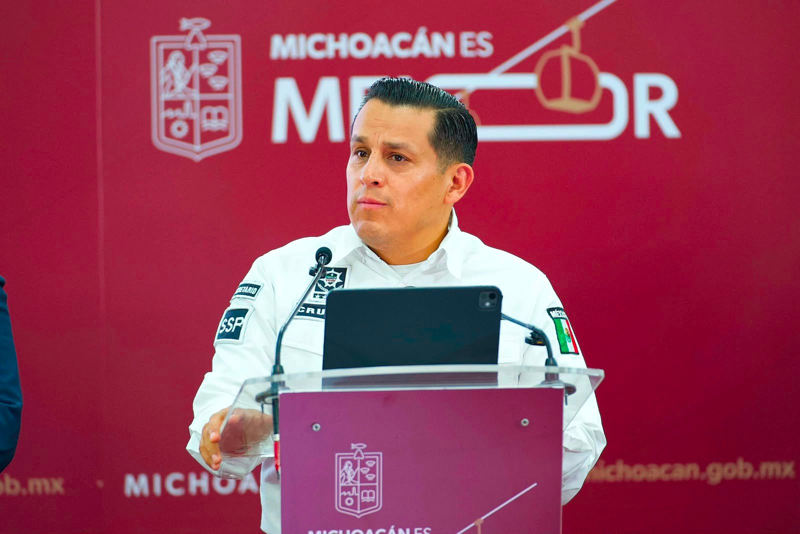 Mapa de México con Michoacán resaltado y gráfica descendente que muestra su caída del puesto 3 al 12 en homicidios dolosos (2021–2026)