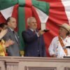 Ceremonia solemne en Zitácuaro donde autoridades del Congreso de Michoacán entregan una condecoración a representantes mazahuas con autogobierno