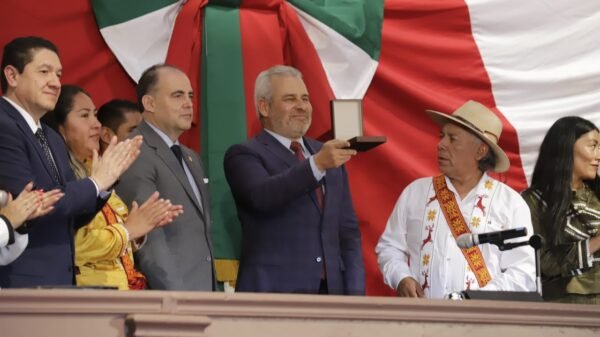 Ceremonia solemne en Zitácuaro donde autoridades del Congreso de Michoacán entregan una condecoración a representantes mazahuas con autogobierno
