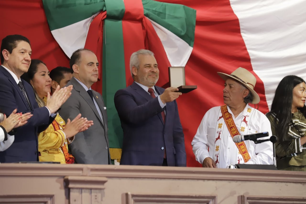 Ceremonia solemne en Zitácuaro donde autoridades del Congreso de Michoacán entregan una condecoración a representantes mazahuas con autogobierno