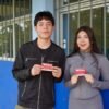 Estudiantes recibiendo chips D4TA Datos Gratis en un plantel de bachillerato público de Michoacán, con logo del Iemsysem visible