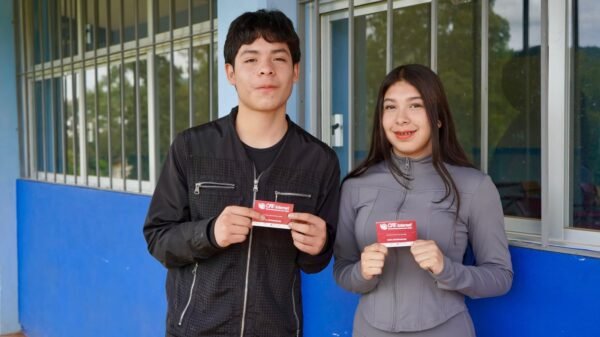 Estudiantes recibiendo chips D4TA Datos Gratis en un plantel de bachillerato público de Michoacán, con logo del Iemsysem visible