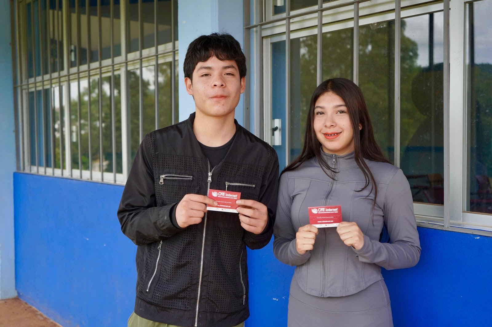 Estudiantes recibiendo chips D4TA Datos Gratis en un plantel de bachillerato público de Michoacán, con logo del Iemsysem visible