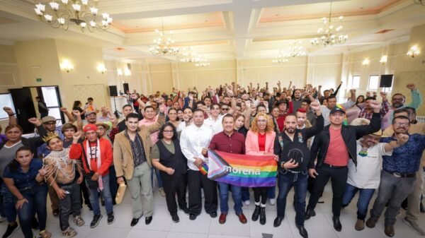 Carlos Torres Piña en diálogo con integrantes de colectivos LGBTTTIQ+ durante un foro en Morelia, Michoacán, el 23 de agosto de 2026