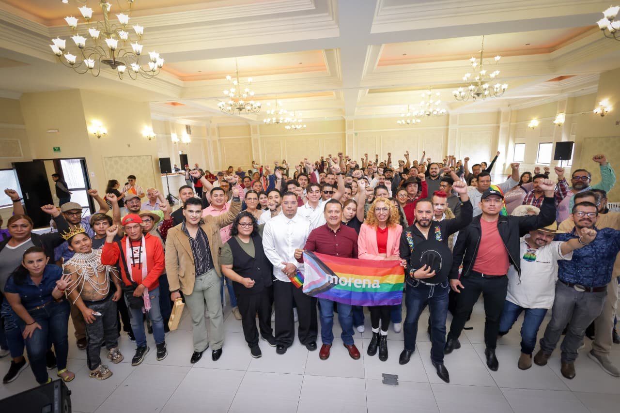 Carlos Torres Piña en diálogo con integrantes de colectivos LGBTTTIQ+ durante un foro en Morelia, Michoacán, el 23 de agosto de 2026