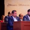 Diputado Conrado Paz Torres junto a representantes de comunidades mazahuas durante ceremonia de entrega de presea en Zitácuaro, Michoacán