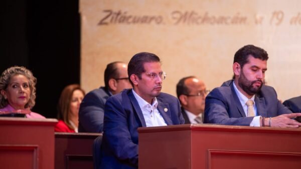 Diputado Conrado Paz Torres junto a representantes de comunidades mazahuas durante ceremonia de entrega de presea en Zitácuaro, Michoacán