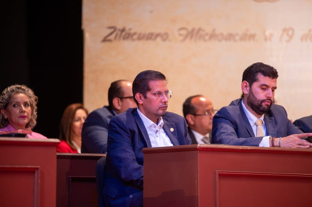 Diputado Conrado Paz Torres junto a representantes de comunidades mazahuas durante ceremonia de entrega de presea en Zitácuaro, Michoacán
