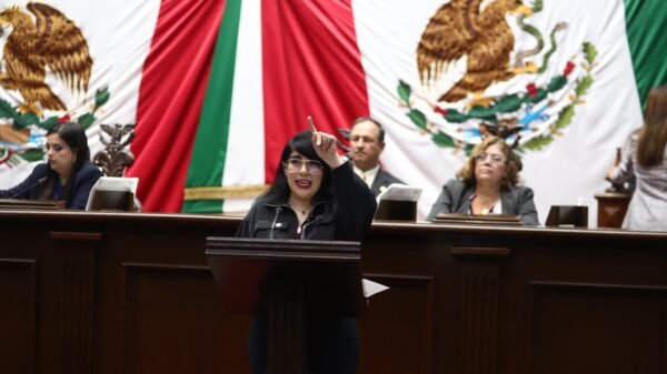 Diputada Ana Vanessa Caratachea Sánchez hablando en tribuna del Congreso de Michoacán sobre representación migrante