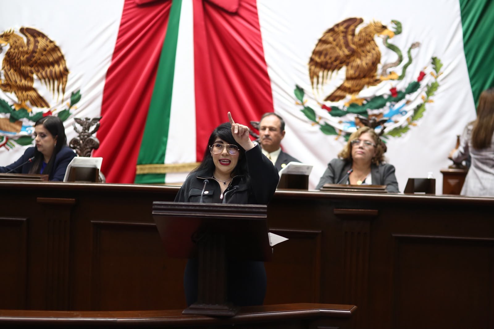 Diputada Ana Vanessa Caratachea Sánchez hablando en tribuna del Congreso de Michoacán sobre representación migrante
