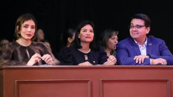 Ceremonia en Zitácuaro donde autoridades del Congreso de Michoacán entregan la Presea Suprema a representantes de comunidades mazahuas