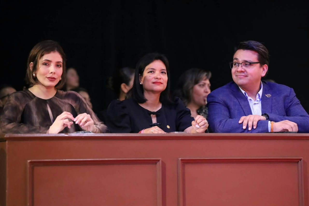 Ceremonia en Zitácuaro donde autoridades del Congreso de Michoacán entregan la Presea Suprema a representantes de comunidades mazahuas