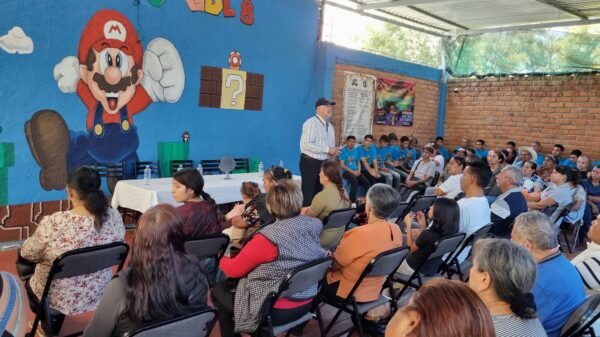 Fiscal Gerardo Herrera Pérez interactuando con personal y usuarias en un centro de atención a adicciones en Zacapu, Michoacán