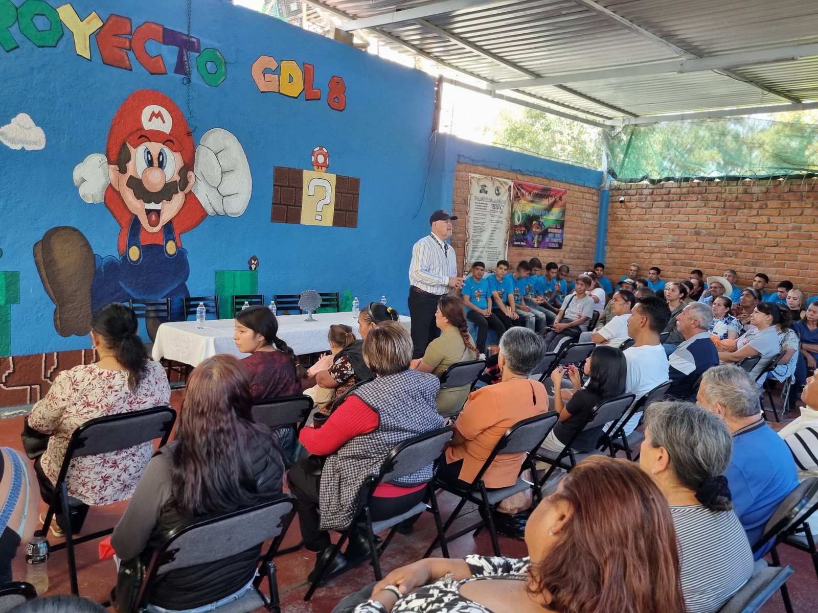 Fiscal Gerardo Herrera Pérez interactuando con personal y usuarias en un centro de atención a adicciones en Zacapu, Michoacán