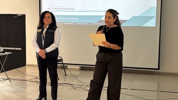 Grupo de policías de Morelia participando en un taller de ciberseguridad impartido por la FGE en Morelia, Michoacán