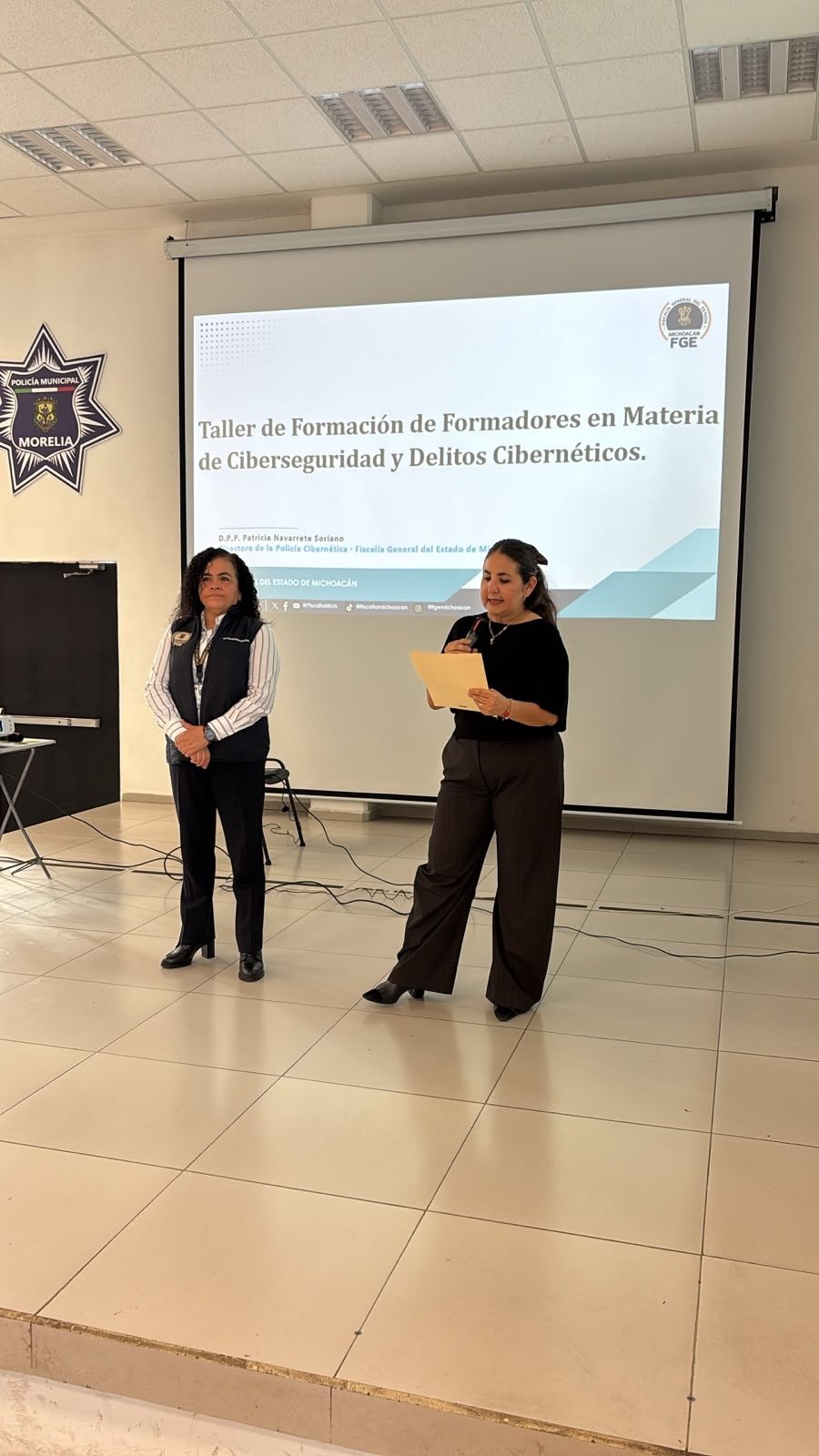 Grupo de policías de Morelia participando en un taller de ciberseguridad impartido por la FGE en Morelia, Michoacán