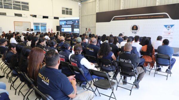 Evento presencial en la Fiscalía General del Estado de Michoacán con ponente explicando odontología forense ante personal institucional