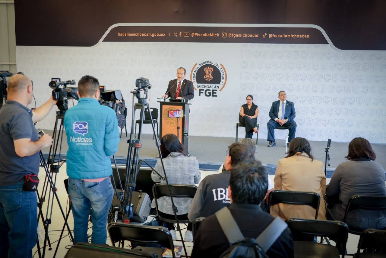 Logotipo de la Fiscalía General del Estado de Michoacán junto a gráficos que muestran cifras de procedimientos abreviados, penas y reparación del daño (enero-julio 2026)