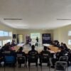 Grupo de policías municipales y funcionarios participando en taller sobre atención a mujeres víctimas de violencia en La Piedad, Michoacán