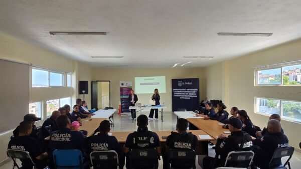 Grupo de policías municipales y funcionarios participando en taller sobre atención a mujeres víctimas de violencia en La Piedad, Michoacán