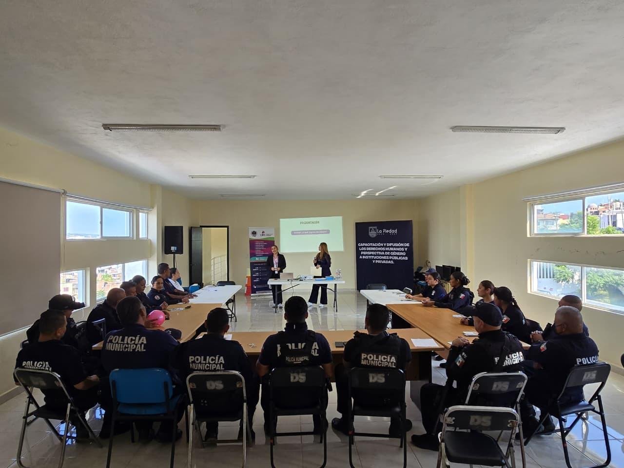 Grupo de policías municipales y funcionarios participando en taller sobre atención a mujeres víctimas de violencia en La Piedad, Michoacán