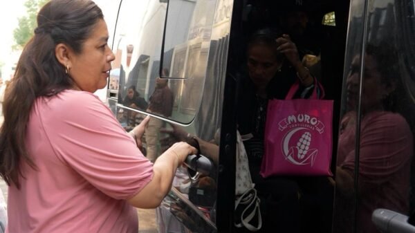 Diputada Belinda Iturbide Díaz junto a una unidad de transporte público frente a la Casa de Enlace Legislativo en Puruándiro