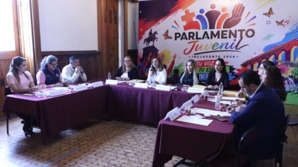 Diputadas y miembros del Jurado Calificador recibiendo sobres cerrados con expedientes de jóvenes aspirantes al Parlamento Juvenil Incluyente 2026 en Morelia
