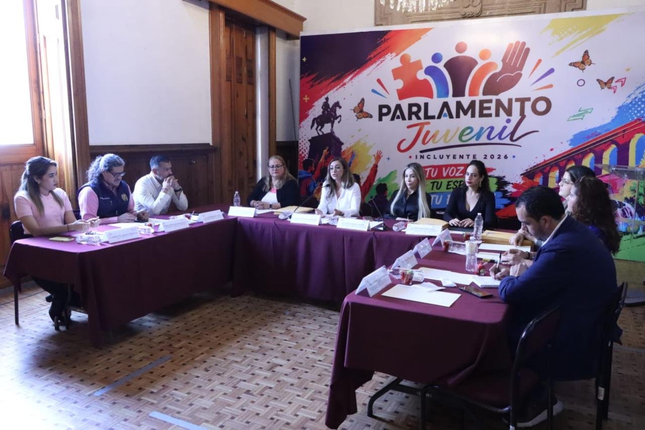 Diputadas y miembros del Jurado Calificador recibiendo sobres cerrados con expedientes de jóvenes aspirantes al Parlamento Juvenil Incluyente 2026 en Morelia