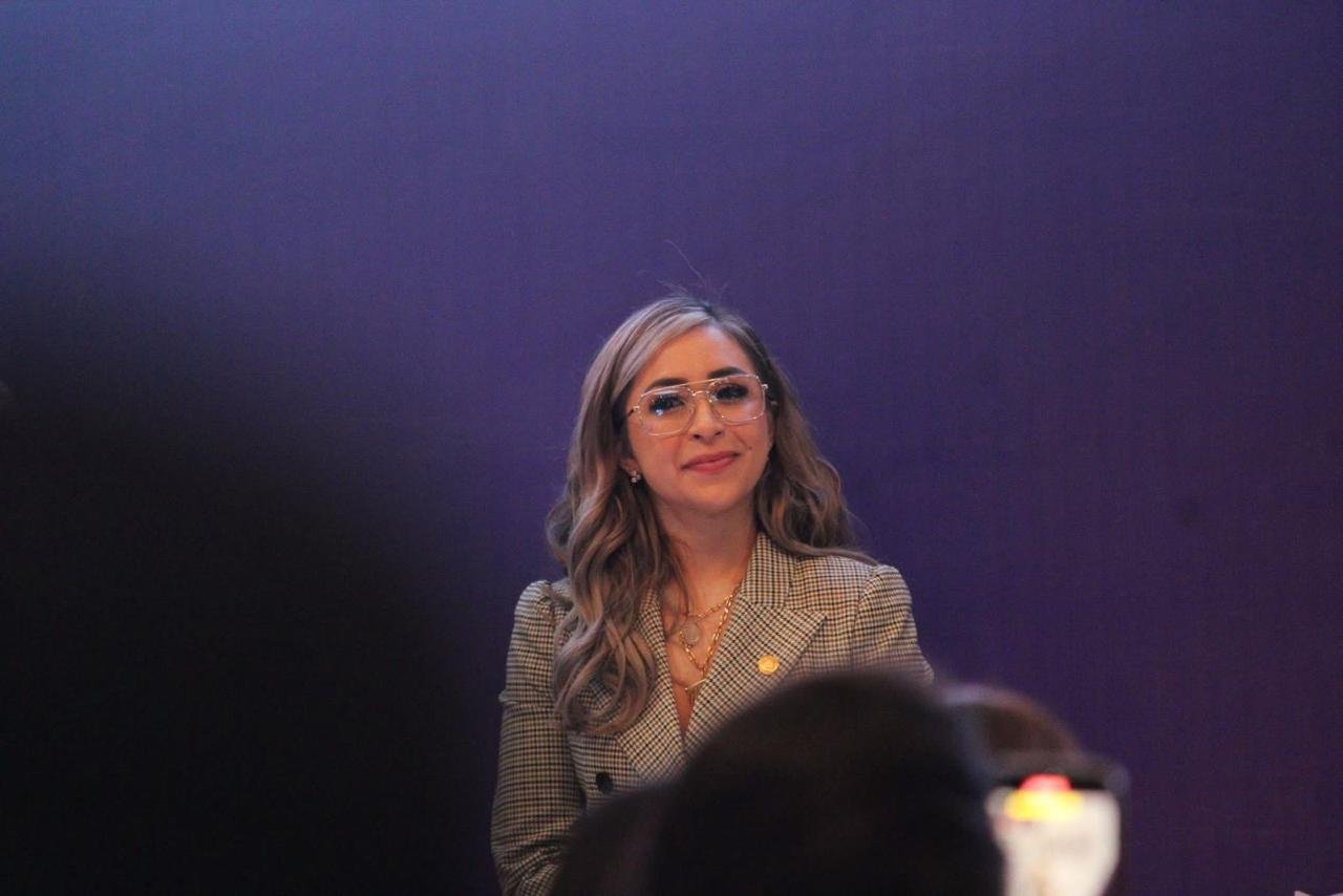 Diputada Grecia Aguilar Mercado frente al edificio del Congreso del Estado de Michoacán, anunciando la capacitación para el Parlamento Juvenil Incluyente 2026