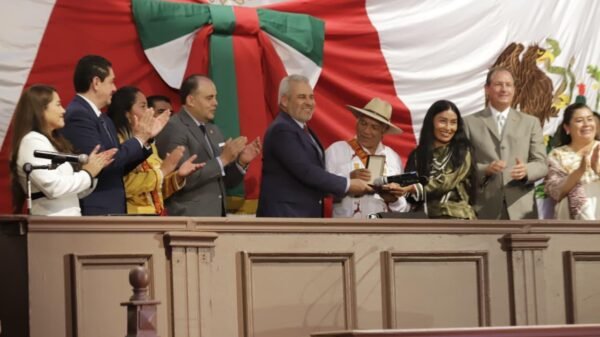 Ceremonia en Zitácuaro donde legisladores entregan la presea 'Suprema Junta Nacional Americana' a representantes de comunidades indígenas mazahua con autogobierno