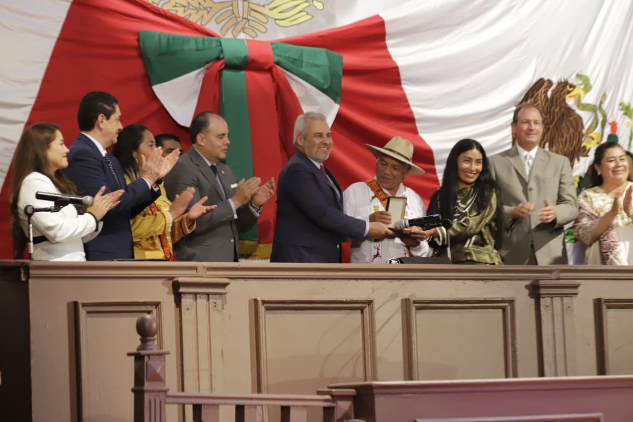 Ceremonia en Zitácuaro donde legisladores entregan la presea 'Suprema Junta Nacional Americana' a representantes de comunidades indígenas mazahua con autogobierno