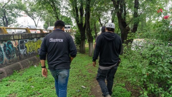 Especialistas del Zoológico de Morelia realizando un recorrido de vigilancia en la zona de Tres Puentes, Morelia, con énfasis en árboles y zonas verdes