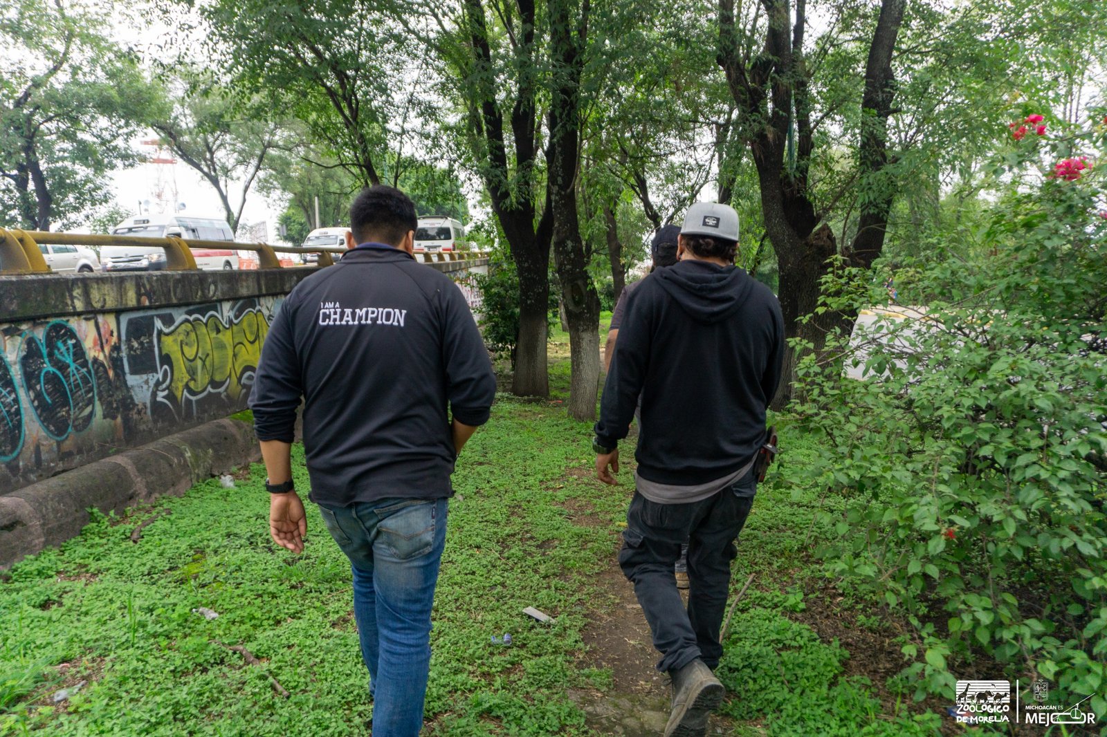 Especialistas del Zoológico de Morelia realizando un recorrido de vigilancia en la zona de Tres Puentes, Morelia, con énfasis en árboles y zonas verdes