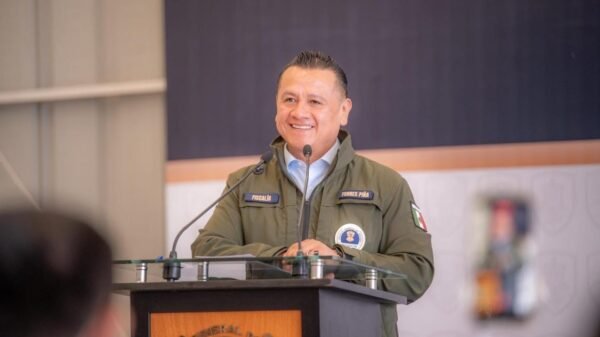 Fotografía simbólica de una balanza de justicia con el escudo de Michoacán y una línea ascendente que representa avances en investigación y denuncias