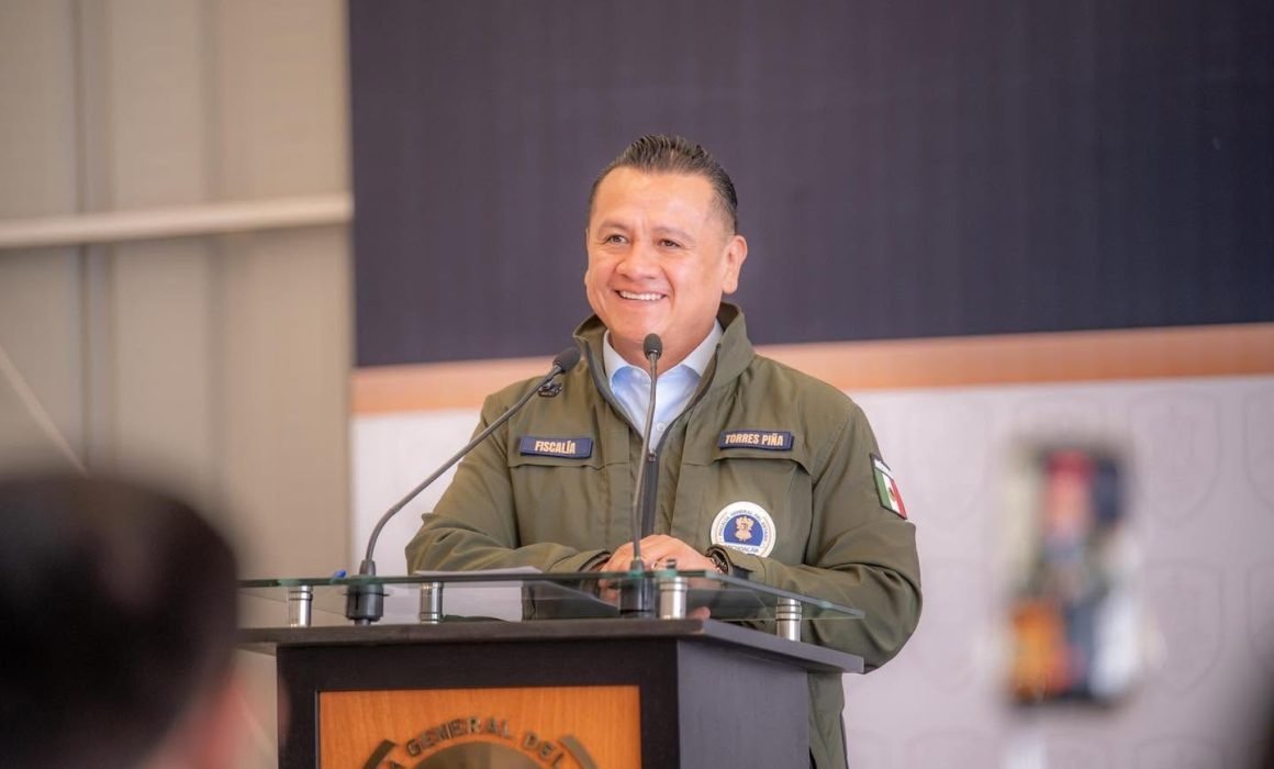 Fotografía simbólica de una balanza de justicia con el escudo de Michoacán y una línea ascendente que representa avances en investigación y denuncias
