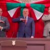 Presidente del Congreso del Estado, Baltazar Gaona García, entregando reconocimiento al gobernador Alfredo Ramírez Bedolla en sesión solemne en Zitácuaro