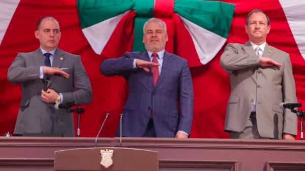 Presidente del Congreso del Estado, Baltazar Gaona García, entregando reconocimiento al gobernador Alfredo Ramírez Bedolla en sesión solemne en Zitácuaro