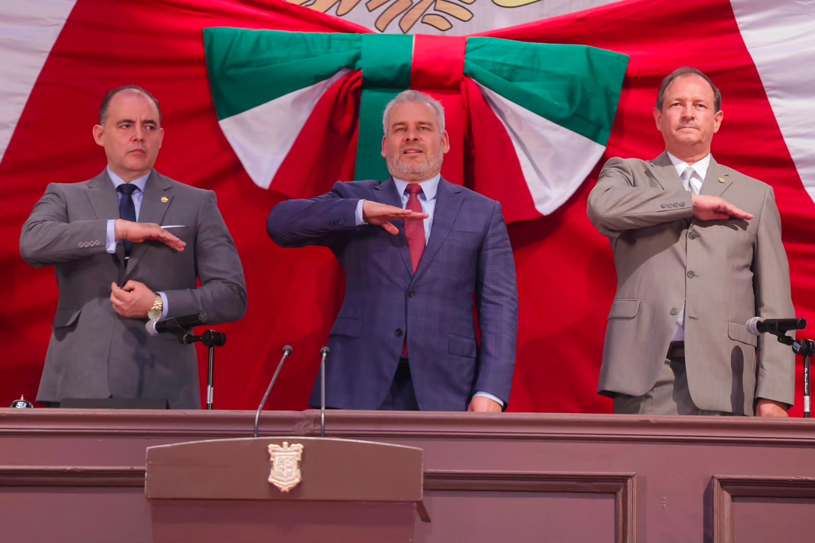 Presidente del Congreso del Estado, Baltazar Gaona García, entregando reconocimiento al gobernador Alfredo Ramírez Bedolla en sesión solemne en Zitácuaro